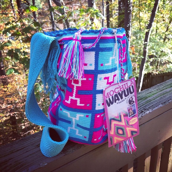 NWT Wayuu Hand-Woven Boho Pompom Tote - Picture 3 of 9